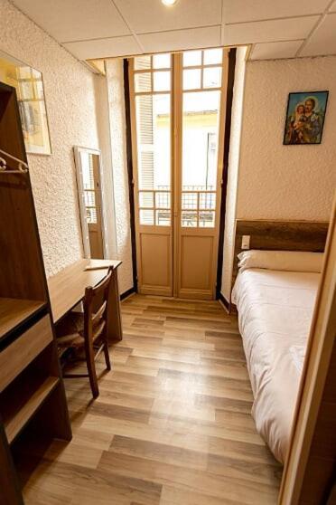 Hotel-Restaurant Le Saint Christophe ลูร์ด ภายนอก รูปภาพ