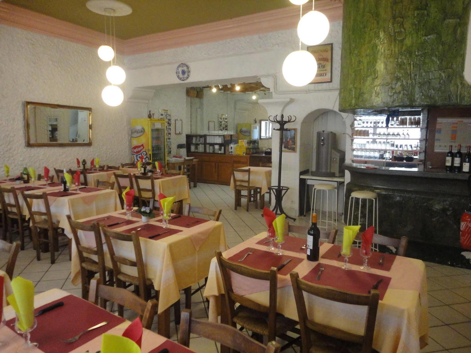 Hotel-Restaurant Le Saint Christophe ลูร์ด ภายนอก รูปภาพ